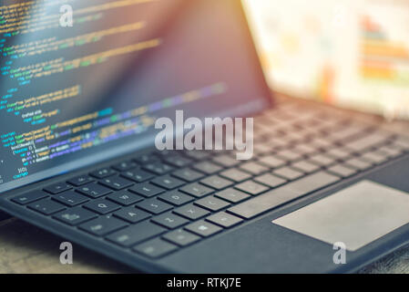 Codage, gros plan sur l'écran du portable de programmation, développement web, développeur Banque D'Images