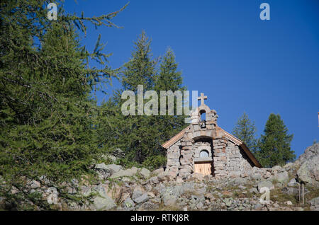 Une petite chapelle près du lac d'Allos dans les alpes Banque D'Images