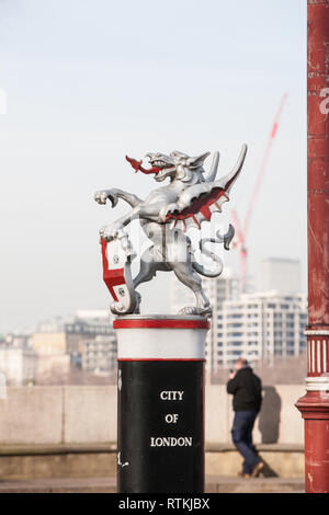 Ville de Londres,CBD,Dragon,argent,limite,sur,entrée ,sud,FIN,de Blackfriars Bridge,avec,fer à repasser,statue,statues,Londres,Angleterre,English,UK,G.B., Banque D'Images