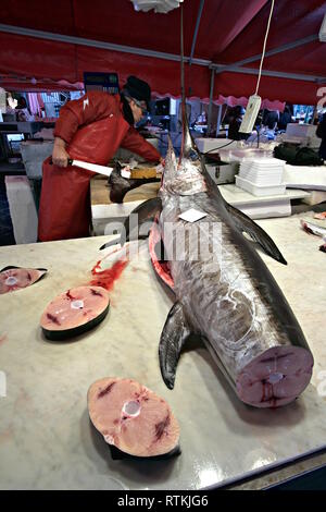 Marché aux poissons en plein air 'La pescheria' dans le centre-ville de Catane, Italie Banque D'Images