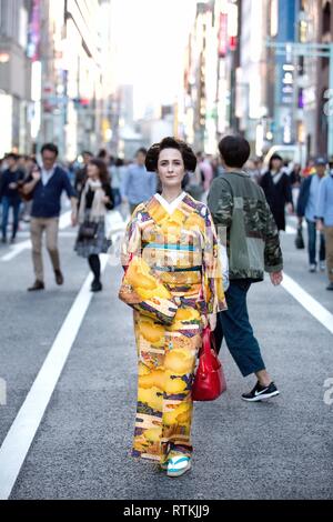 De belles femmes portant des costumes traditionnels japonais kimono dans les rues de Tokyo,Japon,multi ethnic Japon Tokyo,Japon,rue street Banque D'Images