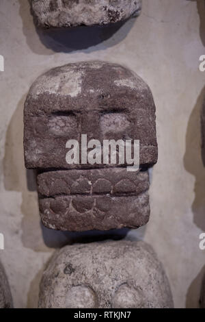 Sculptures en pierre de crânes comme un mur appelé un Tzompantli situé dans la ville aztèque tenochtitlanan enterrée sous Mexico, Mexique Banque D'Images