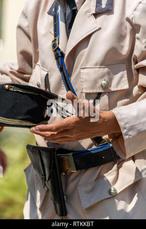 L'acteur habillé en uniformes historiques l'exécution devant le bâtiment Gendarmarie à Saint Tropez Banque D'Images