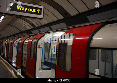 Sortir de la station de métro de Brixton à signer, avec le train en attente à la plate-forme. Banque D'Images