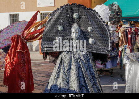 Masque de Carnaval de Venise, Italie et à bord de l'eau. pose de costumes Personne masqué en costume traditionnel pose pendant le Carnaval de Venise 2019 Festa delle Marie. Banque D'Images