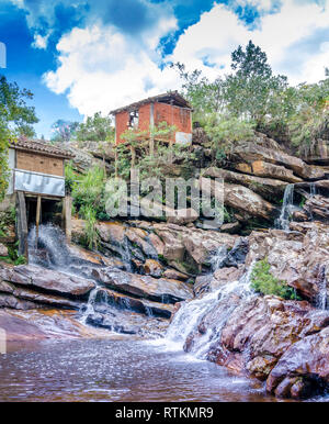 Brésil .journay Cascade dans le côté de pays l'état de Minas Gerais, au Brésil. Diamantina / Serro région. Banque D'Images