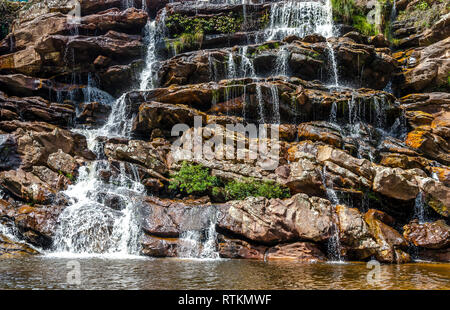 Brésil .journay Cascade dans le côté de pays l'état de Minas Gerais, au Brésil. Diamantina / Serro région. Banque D'Images