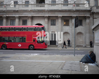 Les riches pauvres divisent les inégalités, les sans-abri mendient à l'extérieur de la Banque d'Angleterre, City of London, avec le bus qui passe Banque D'Images