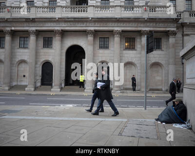 Les riches pauvres divisent les inégalités, les sans-abri mendient en dehors de la Banque d'Angleterre, City of London Banque D'Images
