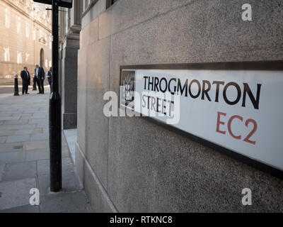 Throgmorton street sign, City of London, London UK, avec les travailleurs de la ville en arrière-plan Banque D'Images