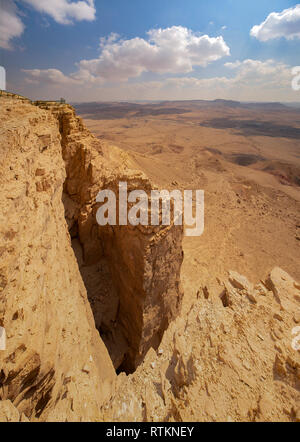 Falaises de grès constituent les murs entourant le cratère de Ramon en Israël Banque D'Images