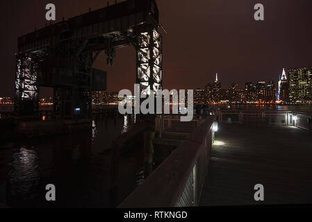 Nuit scenic Gantry Plaza State Park à Long Island City, New York la nuit Banque D'Images