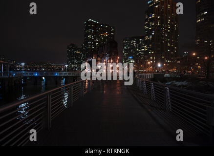 Nuit du pittoresque centre ville de Manhattan a partir de la gantry Plaza State Park à Long Island City, New York Banque D'Images