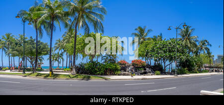 Kalakaua Avenue le long de la plage de Waikiki, le 8 août 2016 à Honolulu, Etats-Unis. La plage de Waikiki se trouve près de Honolulu, mieux connu pour le sable blanc et surfi Banque D'Images