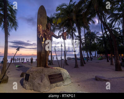 La Statue de Duke Kahanamoku sur Waikiki Beach le 8 août 2016 à Honolulu. Duc a popularisé le surf et remporté des médailles d'or pour les USA en natation. Banque D'Images