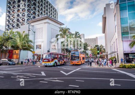 Intersection achalandée en soirée le long du célèbre quartier commerçant de Kalakaua le 25 juin 2013 à Waikiki, Hawaii. L'Avenue Kalakaua est la principale shoppin Banque D'Images