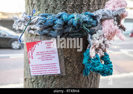 Aboricide,à l'automne,art,installation,foulards foulard,attachée aux arbres,avec,informations,que,arbres,autour de Euston Square,être coupés,pour HS2, Banque D'Images