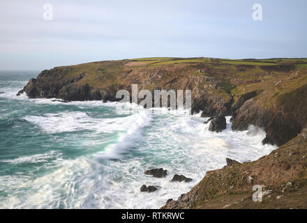 Vagues se briser contre les falaises au Parc, Predannack Bean Cove Banque D'Images