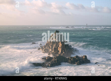 Les vagues déferlent contre le chevalier armé à Land's End Banque D'Images