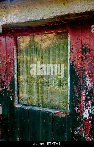 Rideaux filet d'arrêt fermée à l'intérieur d'une ferme abandonnée,fort William Scottish Highlands scotland uk Banque D'Images