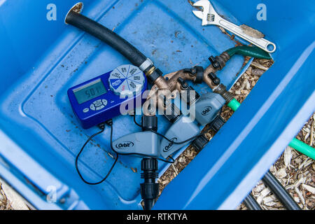 Des contrôles à un système d'irrigation goutte à goutte. L'arrosage automatique se fait de toutes les chambres lorsque le Banque D'Images