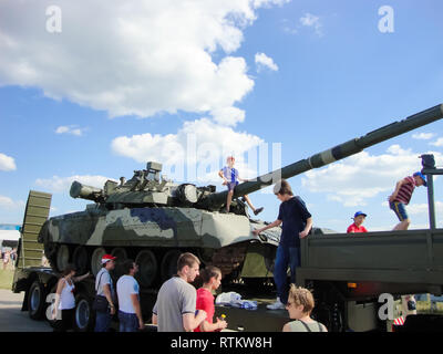 Koubinka, Russie - 12 juin 2011 : Musée des blindés à ciel ouvert et sous cabanes à Koubinka près de Moscou. Banque D'Images