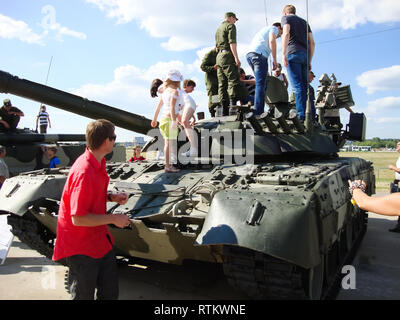 Koubinka, Russie - 12 juin 2011 : Musée des blindés à ciel ouvert et sous cabanes à Koubinka près de Moscou. Banque D'Images