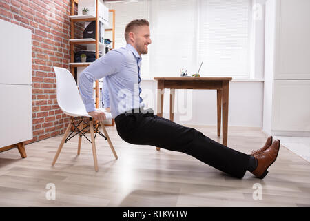 Happy Young Woman in Office les triceps Banque D'Images