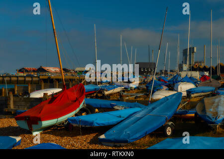 Bateaux dans la zone portuaire de Whitstable Kent, Angleterre, Royaume-Uni, Europe Banque D'Images