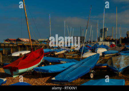Bateaux dans la zone portuaire de Whitstable Kent, Angleterre, Royaume-Uni, Europe Banque D'Images