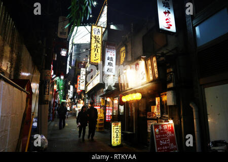 Shinjuku, Tokyo - le 16 décembre 2016 Couple non identifié : marcher dans une ruelle de Shinjuku à Tokyo, Japon Banque D'Images