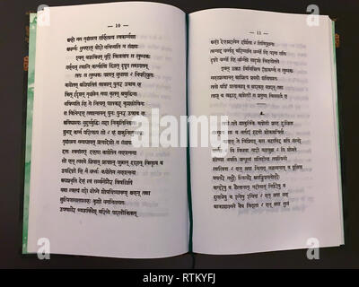 Un ancien texte bouddhiste en Sanskrit gravé dans un livre à Swayambhunath Banque D'Images