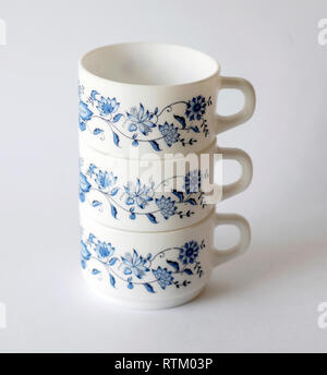 Mugs en verre opaline vintage avec fleurs Banque D'Images