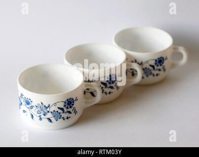 Mugs en verre opaline vintage avec fleurs Banque D'Images