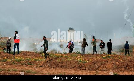 Les forces de sécurité israéliennes intervenir avec des gaz lacrymogènes lors d'une fumigènes 'Grande Marche du retour sur la manifestation de l'est de la frontière israélienne, Khan Yunis dans la bande de Gaza. Banque D'Images