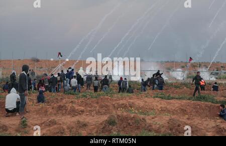 Les forces de sécurité israéliennes intervenir avec des gaz lacrymogènes lors d'une fumigènes 'Grande Marche du retour sur la manifestation de l'est de la frontière israélienne, Khan Yunis dans la bande de Gaza. Banque D'Images