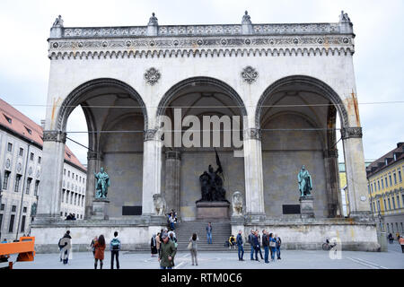 Allemand, Munich - Avril 2018 : Feldherrnhalle (Field Marshals' Hall) sur l'Odeonsplatz, le centre-ville de Munich, l'allemand. Banque D'Images