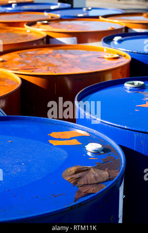 Haut de 200 litres 55 US gallons d'essence vide la batterie dans la zone de stockage en attente de pick up Banque D'Images