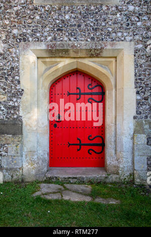 Grande porte rouge noir avec clous et des charnières de l'église St Pierre à Bishops Waltham Hampshire UK Banque D'Images