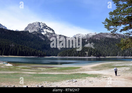 Jeune femme dans le parc national de Durmitor. Pic Meded, et Black Lake (Crno jezero). Zabljak, au Monténégro. Banque D'Images