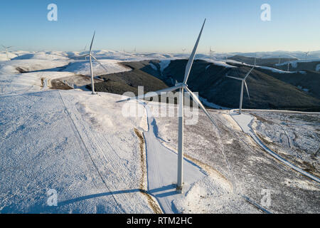 Image aérienne de la ferme éolienne de Clyde Extension dans la neige sur un jour d'hiver lumineux. Le Clyde Farm est une turbine 206 512 mégawatts en Ecosse pour le développement. Banque D'Images