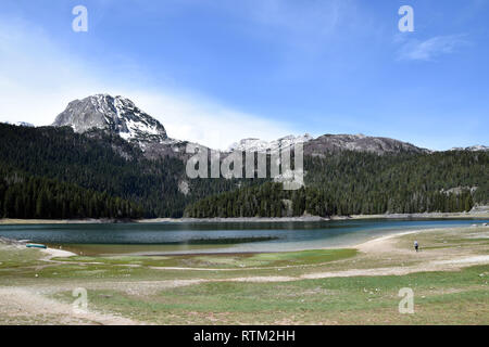 Jeune femme dans le parc national de Durmitor. Pic Meded, et Black Lake (Crno jezero). Zabljak, au Monténégro. Banque D'Images