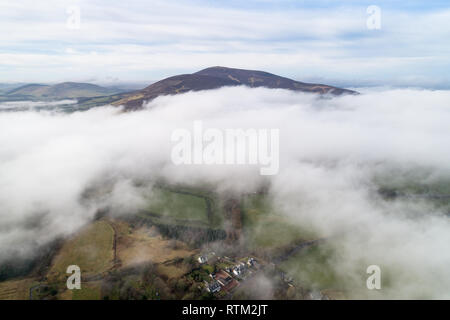 Une inversion de nuages dessus la Clyde Valley en compensation South Lanarkshire pour révéler Tinto Hill et Symington Village. Banque D'Images