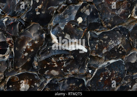 Flint rock abstract pattern intégré dans un mur dans le sud de l'Angleterre, Royaume-Uni, Europe Banque D'Images