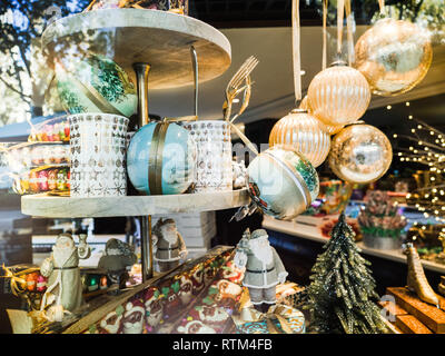 De belles décorations de Noël traditionnel espagnol de vente boulangerie tartes et gâteaux avec divers figurines de rennes, le père Noël et d'autres personnages pendant les vacances d'hiver Banque D'Images