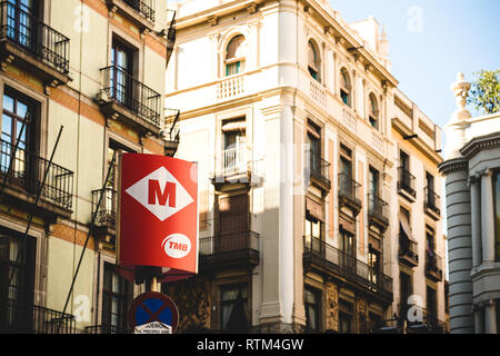 Barcelone, Espagne - NOV 12, 2017 métro de Barcelone : les transports publics TMB entrée signe l'architecture traditionnelle dans l'arrière-plan Banque D'Images