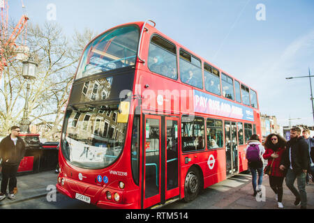 Londres, Royaume-Uni - 10 mars 2017 : Red bus double étage sur les rues de Londres qui arrivent à la station de bus avec beaucoup de personnes à l'intérieur de l'extérieur de l'ant - Notting Hill Banque D'Images