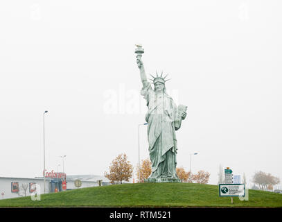 COLMAR, FRANCE - NOV 23, 2014 : Copie de la Statue de la liberté faite par Auguste Bartholdi à l'entrée de la ville de Colmar Banque D'Images