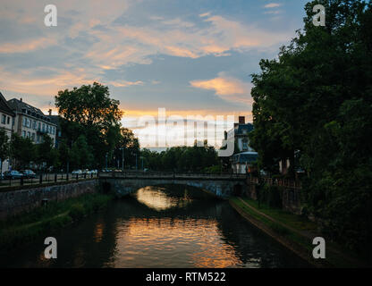 STRASBOURG, FRANCE - 29 MAI 2017 : le coucher du soleil à Strasbourg avec bel étang, canal et du pont de la rivière et de l'architecture française traditionnelle Pont de la Poste Banque D'Images