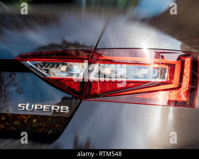 STRASBOURG, FRANCE - Oct 1, 2017 : Skoda Superb limousine de luxe fait par partie de Skoda Volkswagen couleur topaze marron Banque D'Images